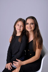 mãe e filha juntas em retrato de estúdio, feliz dia das mães 