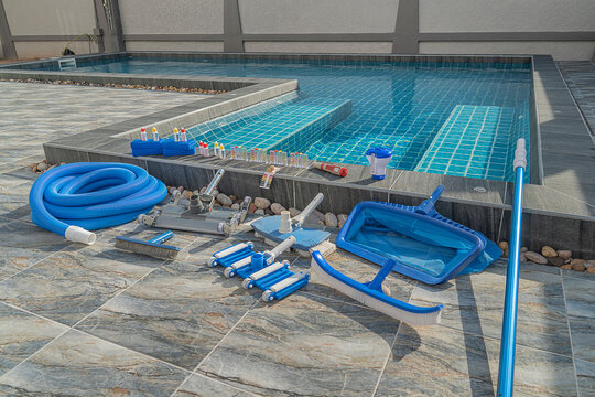 Service and maintenance of the pool.Check the PH of the pool.Liquid test the pH of the pool. Kit care pool.