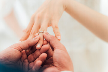 結婚式場で指輪交換する新郎新婦（結婚式・ウェディング・ブライダル）
