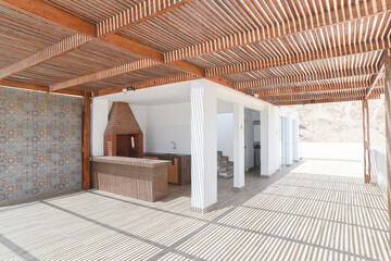 terraza de casa de playa con parrilla