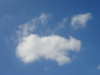 青空に美しい形の雲