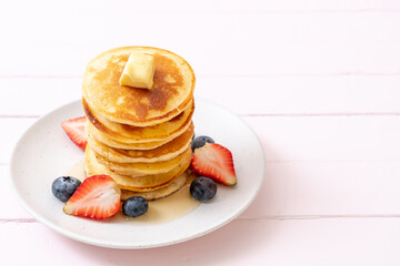 pancake with strawberries, blueberries and honey