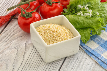 Raw sesame seeds in the bowl