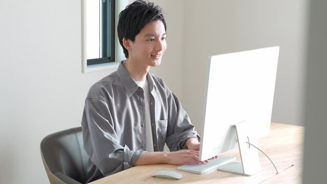 パソコン作業をする日本人男性