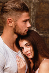 Obraz premium The young girl hugged her husband's shoulder