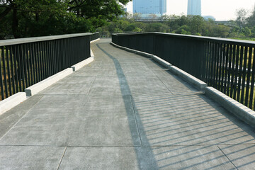 Obraz premium Concrete skywalk in the forest park. 