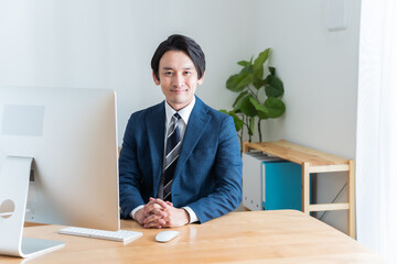 Naklejka premium スーツを着た日本人ビジネスマン 