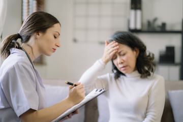 Obraz premium Concerned senior old patient patient talks with healthcare professional.