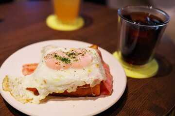 目玉焼きと食パン