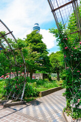 Naklejka premium ポーリン橋と接続する山下公園・世界の広場（神奈川県横浜市）