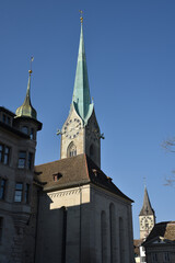Fototapeta na wymiar Clochers à horloge dans le vieux Zurich. Suisse