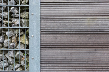Gabione mit Natursteinen und Sichtschutz aus Holz