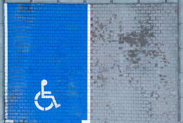 miejsce dla niepełnosprawnych na parkingu widziane z góry