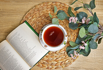 Herbata relaks przy książce - obrazy, fototapety, plakaty