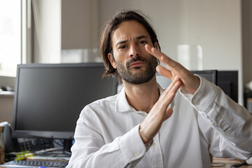 Portrait d'un jeune homme employé de bureau ou homme d'affaires qui fait un signe avec ses mains pour demander une pause car il est fatigué et stressé