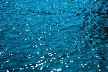 水面に反射する光