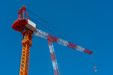 工事中のクレーンと青空