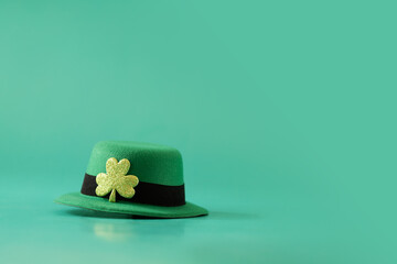 saint patrick day background, green irish leprechaun hat with gold clover, copy space