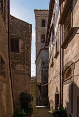 Fototapeta na wymiar Gasse in der Altstadt von Bomarzo in Latium in Italien