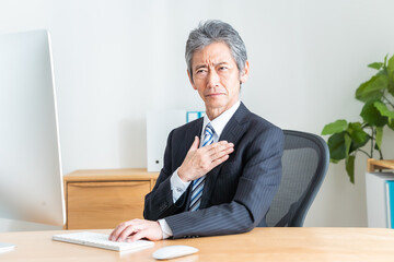 胸に手を当てる日本人男性