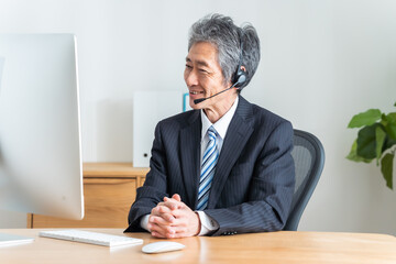 ヘッドセットをつけた日本人シニア