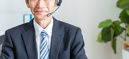 ヘッドセットをつけた日本人シニア