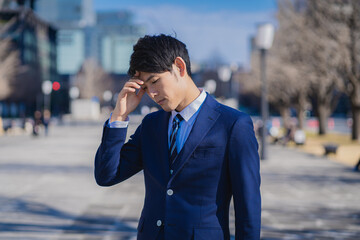 悩んでいる若いビジネスマン