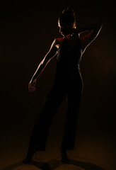 Naklejka premium Fashionable girl posing in studio