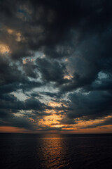 Obraz premium sea and sky at sunset with clouds boat trip nature