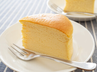 皿の上のスフレチーズケーキ