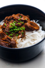 meat with sauce served with rice noodles