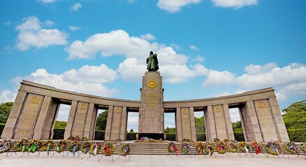 Fototapety  Panorama des Sowjetischen Ehrenmals in Berlin auf der Straße des 17. Juni mit Blumenkränzen anlässlich des Kriegsendes