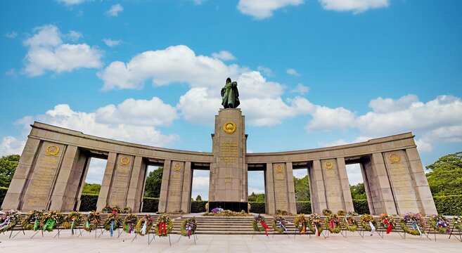 Panorama des Sowjetischen Ehrenmals in Berlin auf der Straße des 17. Juni mit Blumenkränzen anlässlich des Kriegsendes