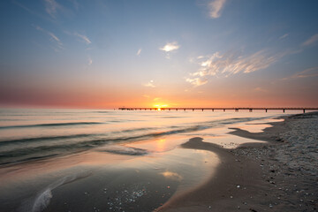 Sonnenuntergang am Meer  im Hintergrund eine Seebrücke 
