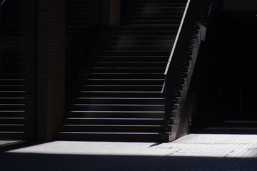 港区赤坂4丁目の階段に光があたる