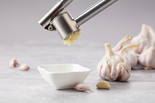 Squeeze the garlic with a garlic press.
