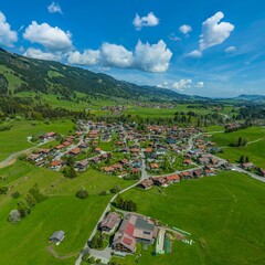Fototapeta na wymiar Obermaiselstein im Oberallgäu im Luftbild