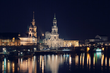 Fototapeta na wymiar Historical center of Dresden at night and river Elbe