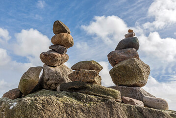 Aufgeschichtete Steine an der Küste der Nordfriesischen Insel Föhr 