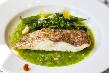 タイのムニエル　ほうれん草のソースを添えて