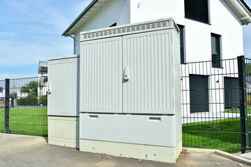 Verteilerkasten f&uuml;r das Interkommunale Breitbandnetz IKBIT zur Daten&uuml;bermittlung in einem Neubaugebiet