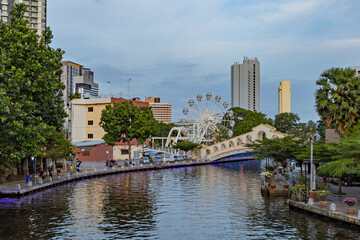Fototapeta premium Jambatan Old Bus station (Old bus station bridge) and Ferris wheel in Melaka across Malacca river, Malaysia