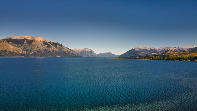 lago y monta&ntilde;as