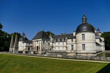 Fototapeta na wymiar la partie centrale du château de Tanlay appelée « le grand château »