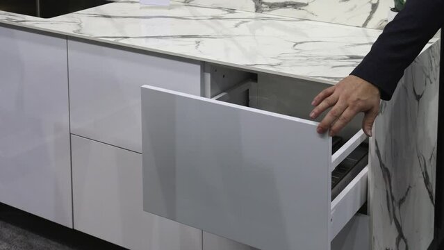 Automatic Effortless Cabinet Doors Opener and Soft Closing Modern Kitchen