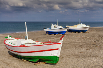 Barcas varadas en la playa