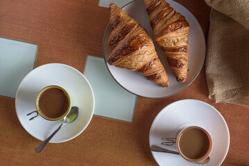 Café con leche y Croissants