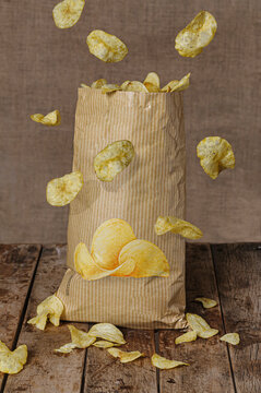 Bolsa de patatas fritas con patatas levitando