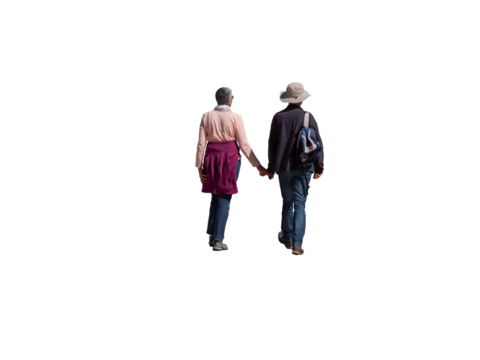un homme et une femme  seniors vu de dos, marchant main dans la main en extérieur, tenues de mi-saison avec jeans, chapeaux et pullovers, ambiance paisible et complice lors d’une promenade