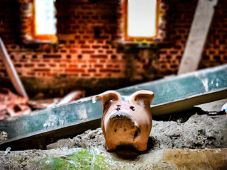Cochon tirelire dans une maison en ruine